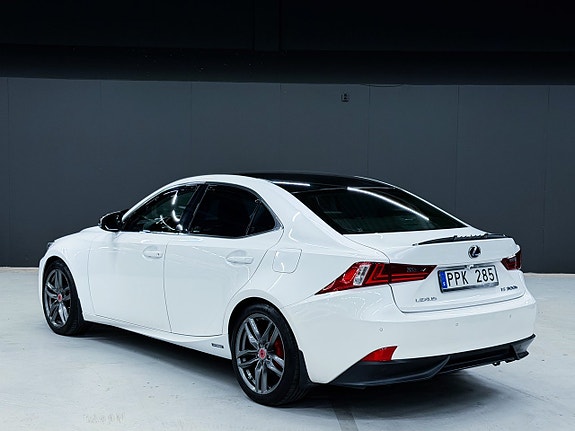 Lexus IS300h 7 of 22