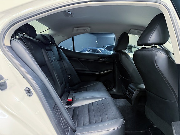Lexus IS300h 17 of 22