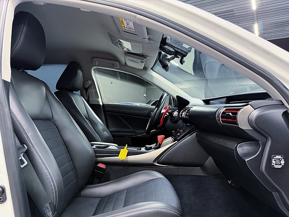 Lexus IS300h 21 of 22