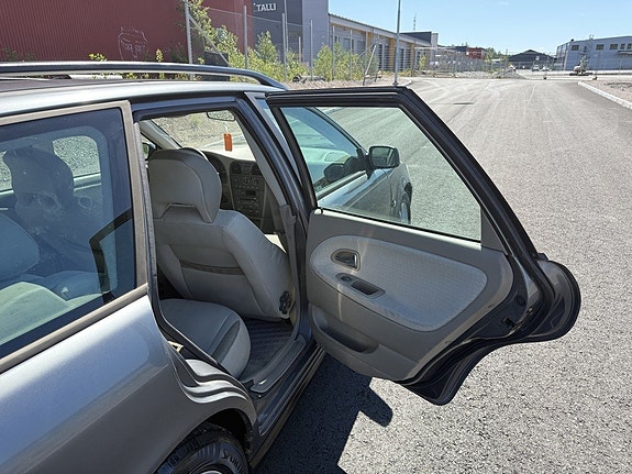 Volvo V40 13 of 27