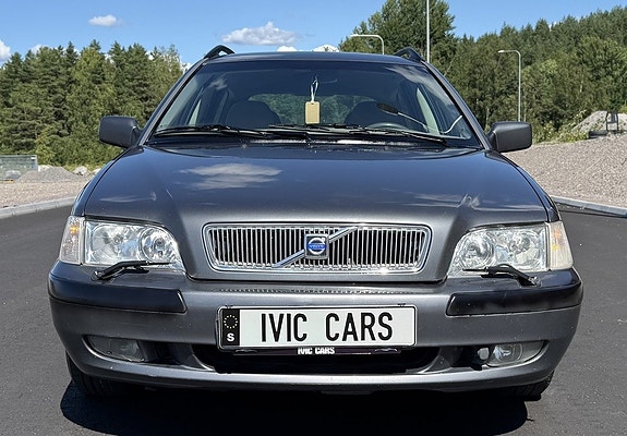 Volvo V40 2 of 27