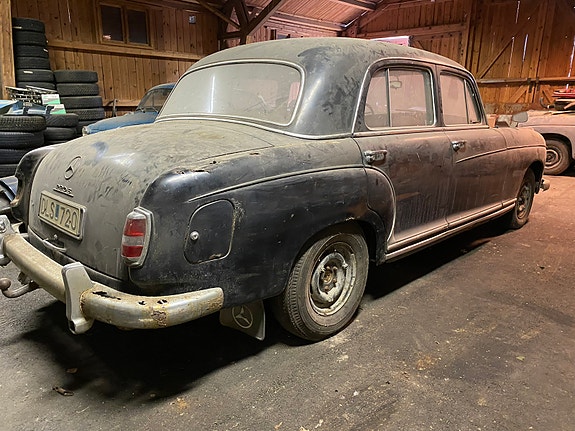Mercedes-Benz 220 S 2 of 10