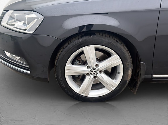 Volkswagen Passat 10 of 30
