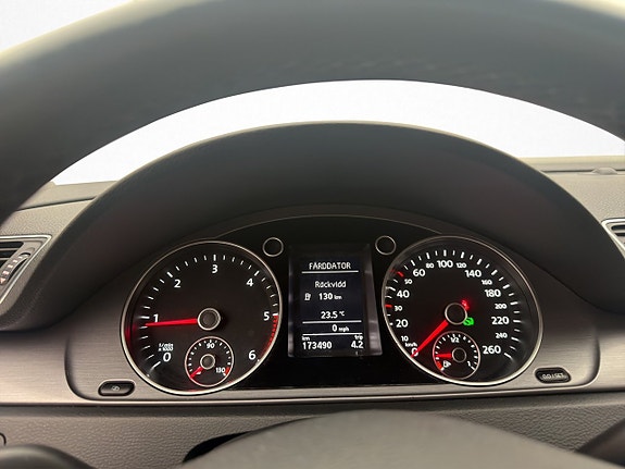 Volkswagen Passat 23 of 30