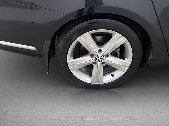 Volkswagen Passat 12 of 30