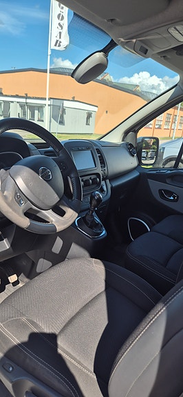 Nissan NV300 6 of 8