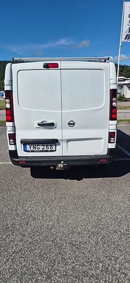 Nissan NV300 4 of 8