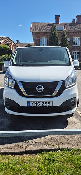Nissan NV300 2 of 8