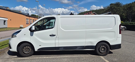 Nissan NV300 3 of 8