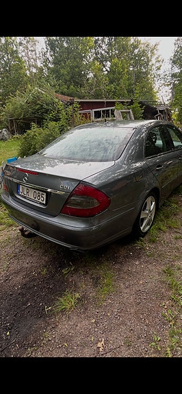 Mercedes-Benz E220 3 of 5