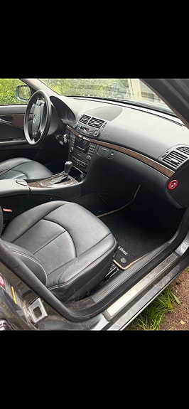 Mercedes-Benz E220 4 of 5