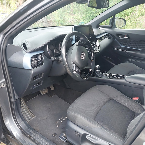 Toyota C-HR 4 of 6