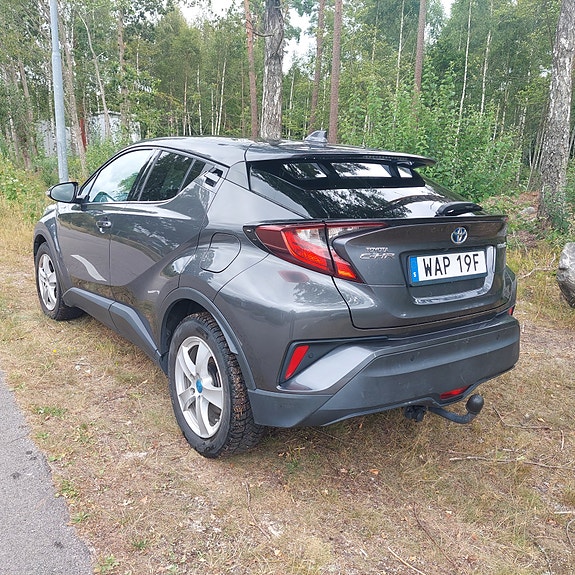 Toyota C-HR 2 of 6