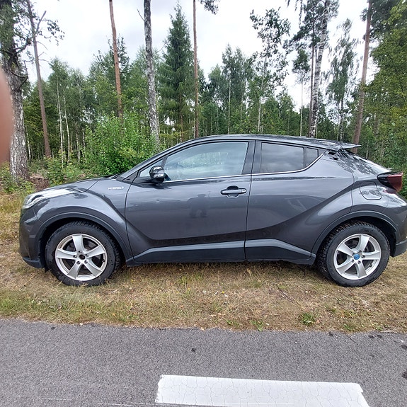 Toyota C-HR 3 of 6
