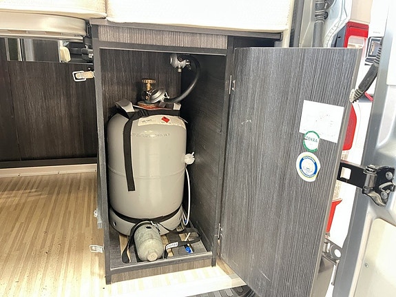 Benimar BENIVAN B106 (Solcell+TRUMA Diesel+3500kg+555cm) 9 of 26