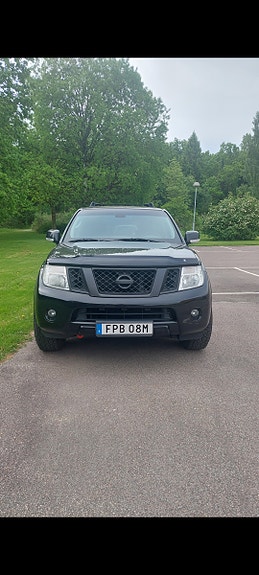Nissan Pathfinder 2 of 8