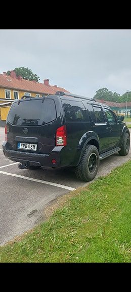 Nissan Pathfinder 3 of 8