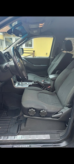 Nissan Pathfinder 6 of 8