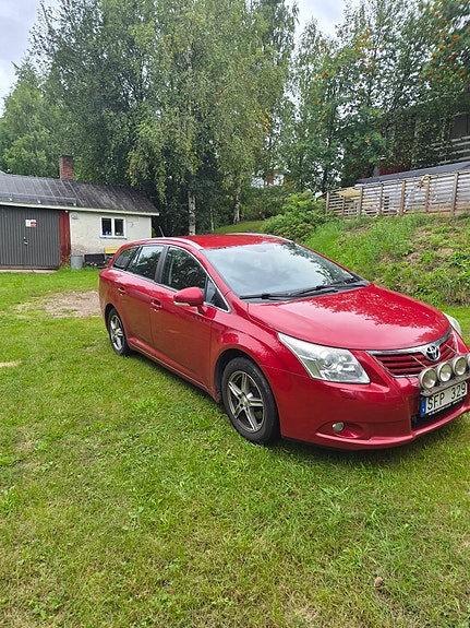 Toyota Avensis 2 of 5
