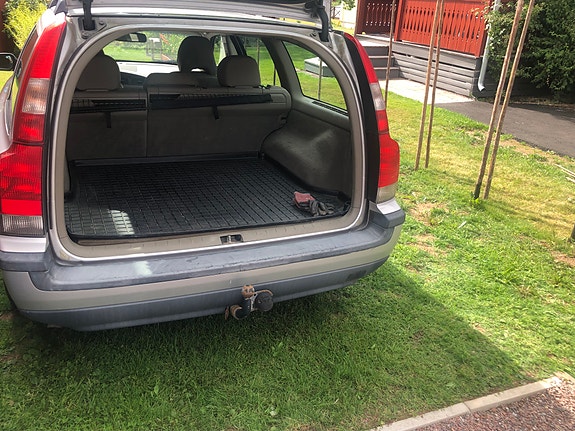 Volvo V70 3 of 7