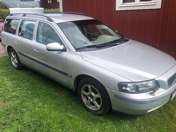 Volvo V70 2 of 7