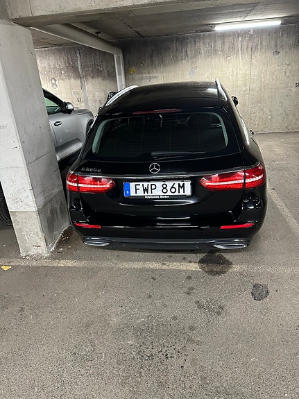 Mercedes-Benz E220 2 of 8