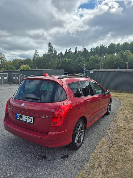 Peugeot 308 SW 2 of 10
