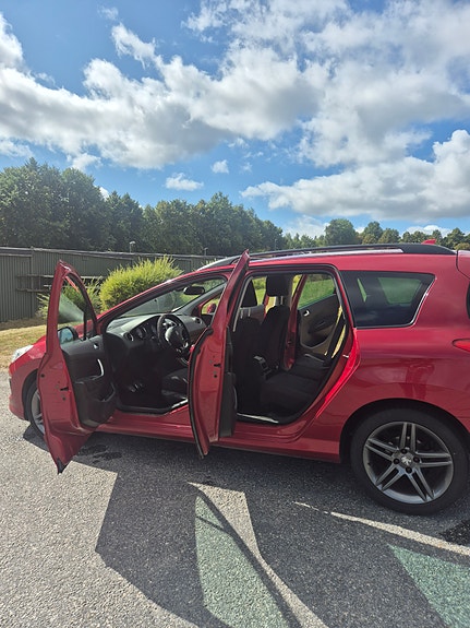 Peugeot 308 SW 7 of 10