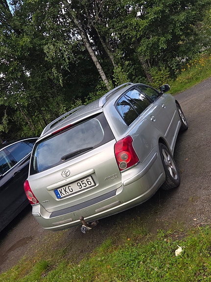 Toyota Avensis 2 of 2