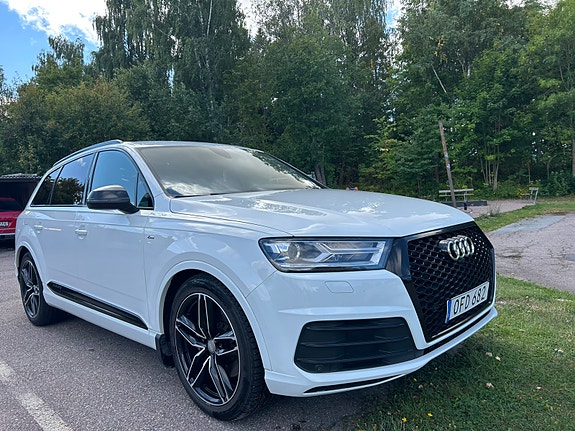 Audi Q7 2 of 10