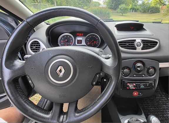 Renault Clio 2 of 8