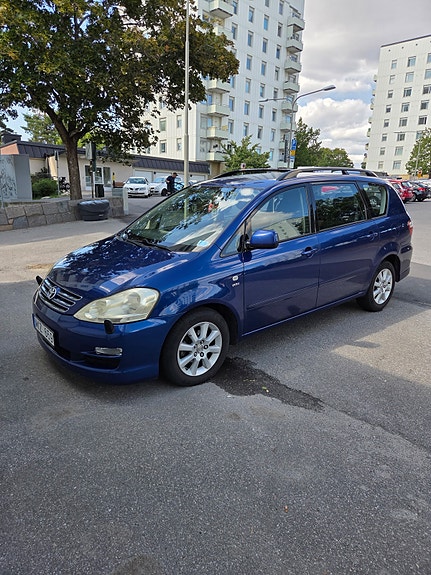 Toyota Avensis Verso 8 of 8