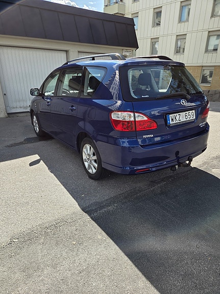 Toyota Avensis Verso 2 of 8