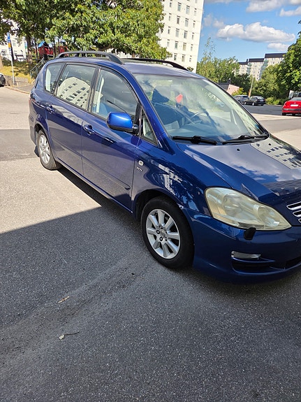 Toyota Avensis Verso 6 of 8