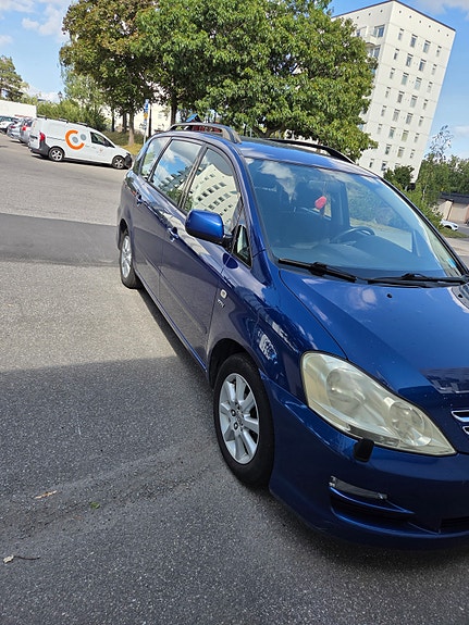 Toyota Avensis Verso 7 of 8