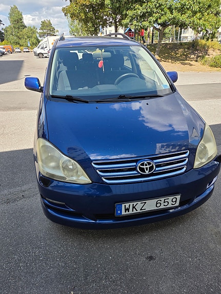 Toyota Avensis Verso 3 of 8