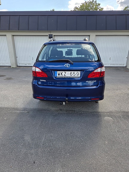 Toyota Avensis Verso 4 of 8