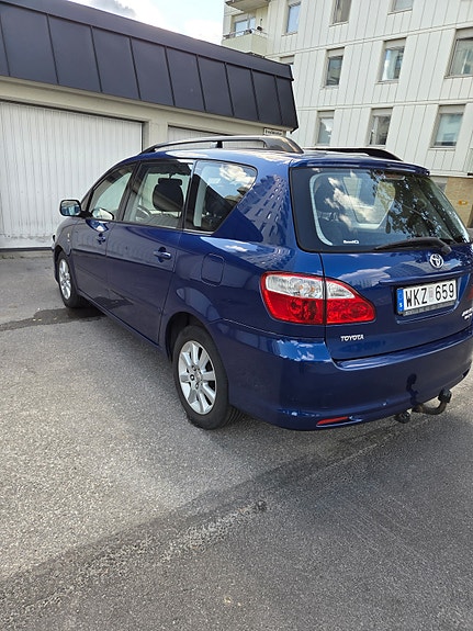 Toyota Avensis Verso 5 of 8