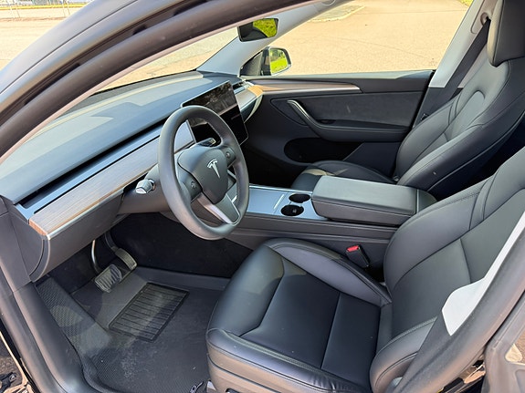 Tesla Model Y 7 of 14