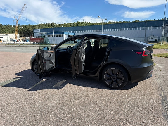 Tesla Model Y 9 of 14