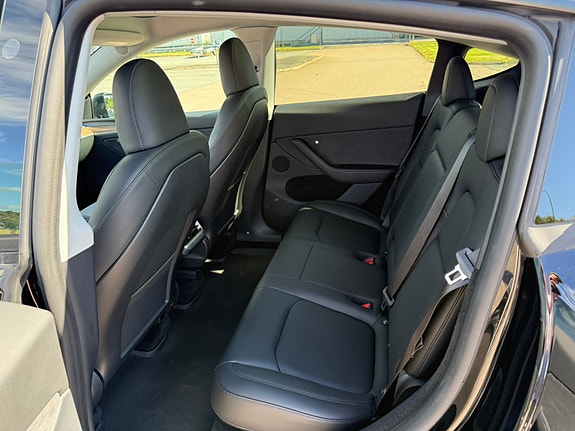 Tesla Model Y 8 of 14