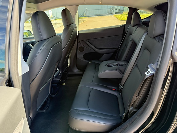 Tesla Model Y 10 of 14