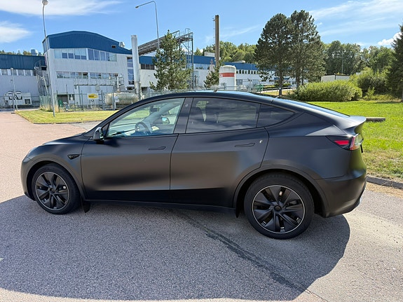 Tesla Model Y 4 of 14