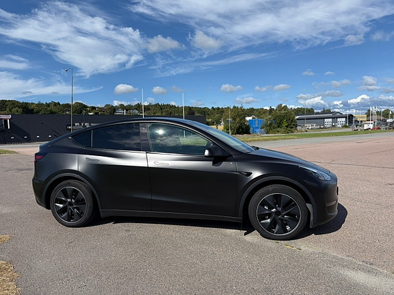 Tesla Model Y 2 of 14