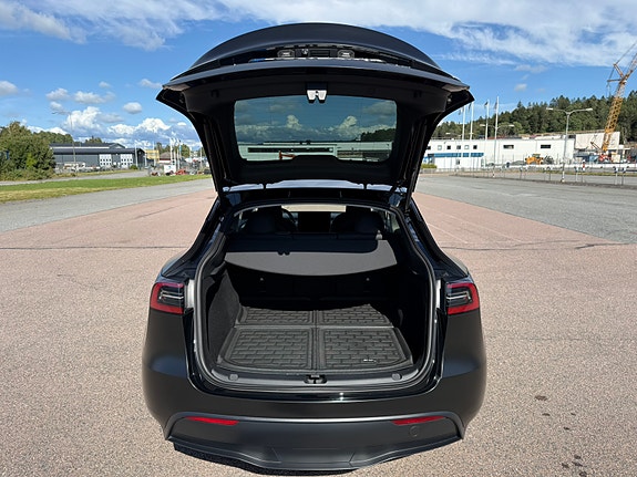 Tesla Model Y 5 of 14