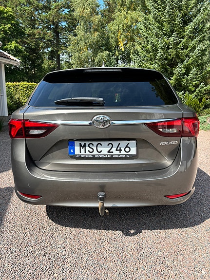 Toyota Avensis 2 of 7
