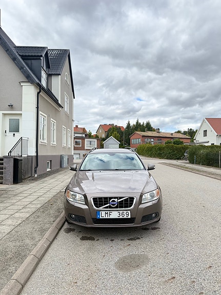 Volvo V70 2 of 8