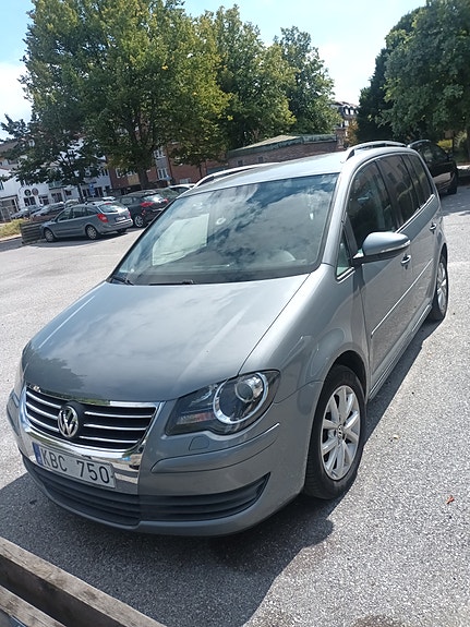 Volkswagen Touran 2 of 8