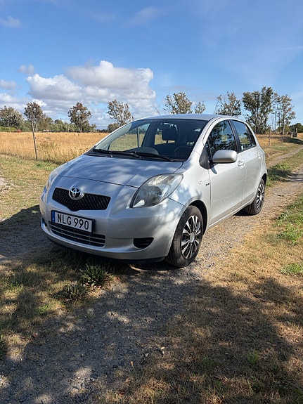 Toyota Yaris 2 of 6