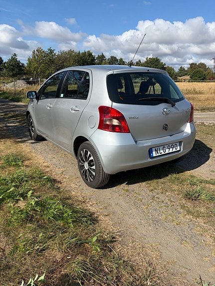 Toyota Yaris 3 of 6